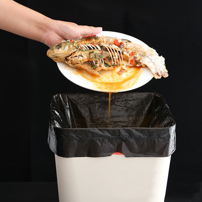 Saco de basura de cuerda de tira negro con superficie en relieve hecha de material virgen
