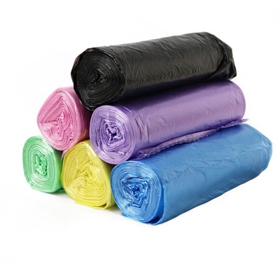Sellado de las bolsas de basura para el manejo de residuos pesados en negro