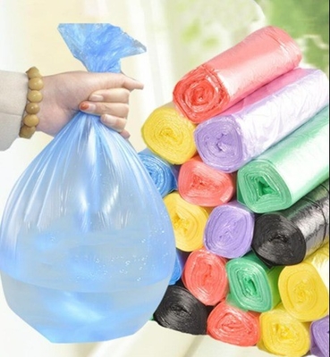 Sellado de las bolsas de basura para el manejo de residuos pesados en negro
