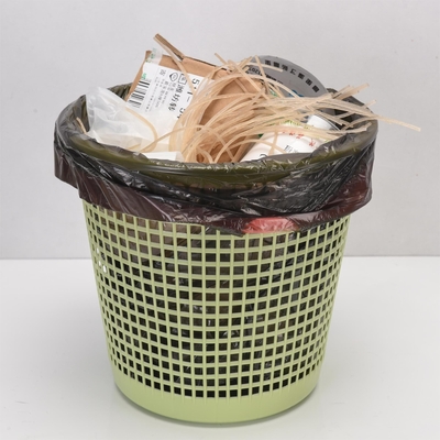 Bolsas de basura de plástico de color beige de 13 galones con cuerda de tracción y diseño de impresión offset