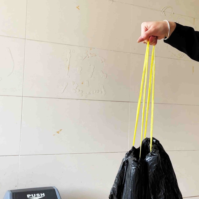 Embalaje de alimentos hecho fácil con este saco de basura de cuerda de tira Diseño duradero y portátil