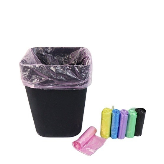 Sellado de las bolsas de basura para el manejo de residuos pesados en negro